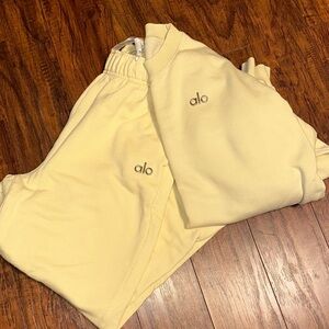 ALO yoga accolade crew neck and jogger- lemon ice